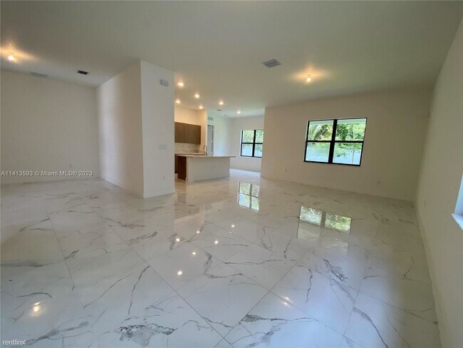 Foto del edificio - 5 br, 4.5 bath House - 17552 SW 46th St