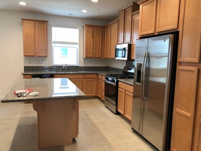 Foto del edificio - Tri-level Townhome with 2 Car Attached Gar...