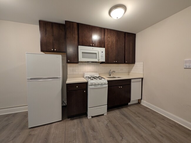 Building Photo - 5425 N Kenmore Ave
