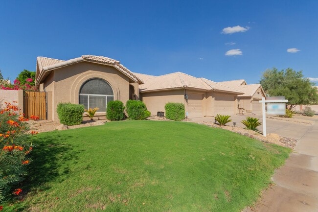 Foto del edificio - 4 bed 2 bath Stunner w/ Sparkling Pool