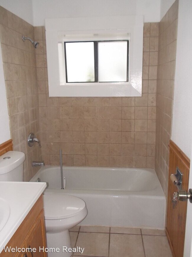 Building Photo - 3 br, 1 bath House - 8 Malpais Ave