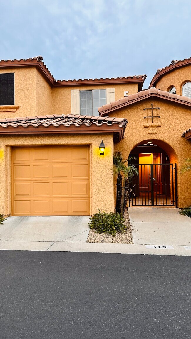 Quiet, secluded 2 bed, 2 bath roommate friendly with attached garage. - 10655 N 9th St Apartment