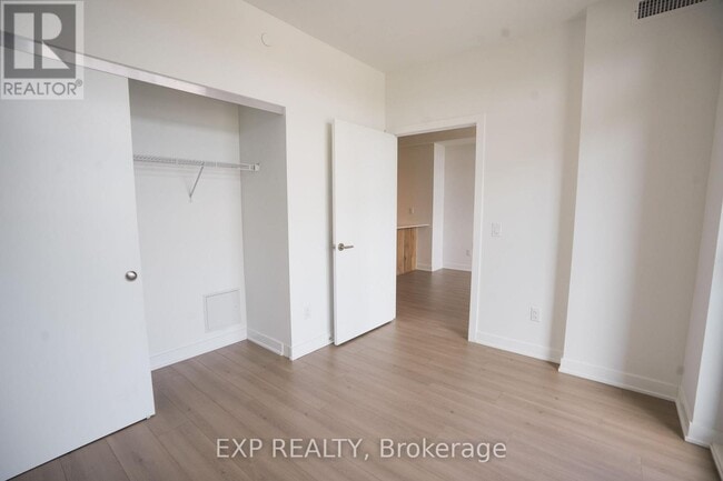 Building Photo - 25 Wellington St S