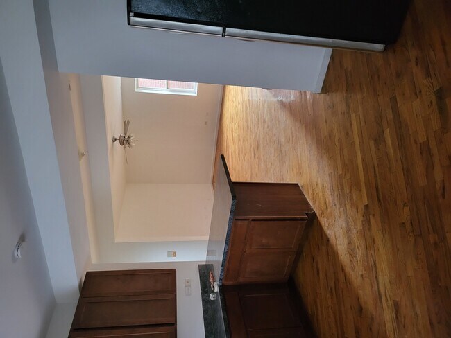 Building Photo - 820 E 44th St