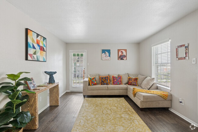 1BR, 1BA - 664SF - Living Room - Casa Agave