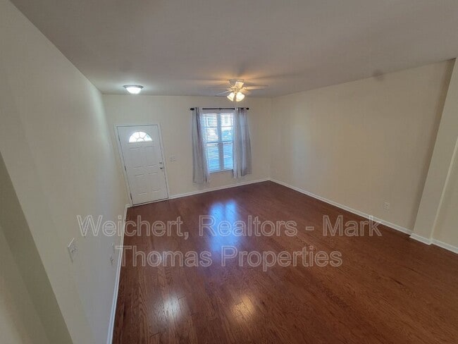 Building Photo - 100-251 Stratford Lakes Dr