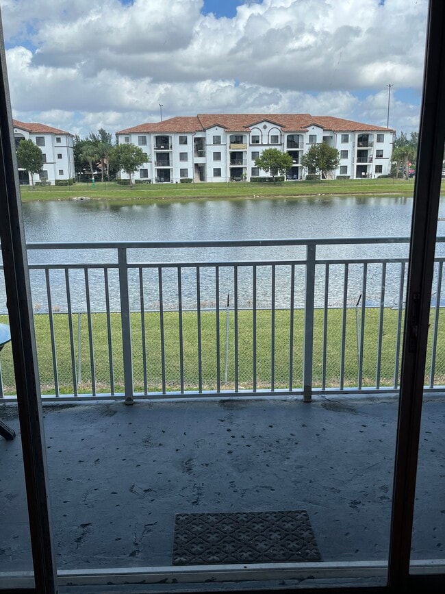 Building Photo - 9373 Fontainebleau Blvd