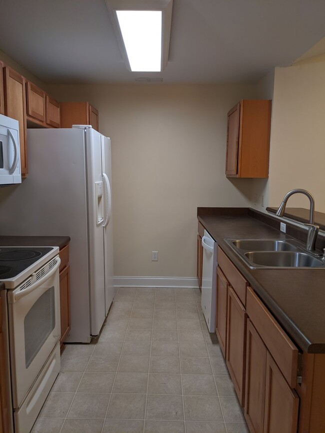 Building Photo - Spacious Condo off Hendersonville Rd