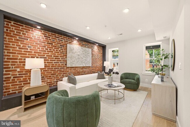 Foto del edificio - 724 Rock Creek Church Rd NW