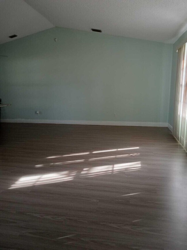 Building Photo - 3855 SW Kasin St