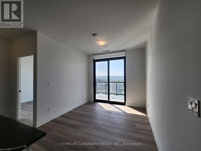 Photo du bâtiment - 2075 Lakeshore Rd.