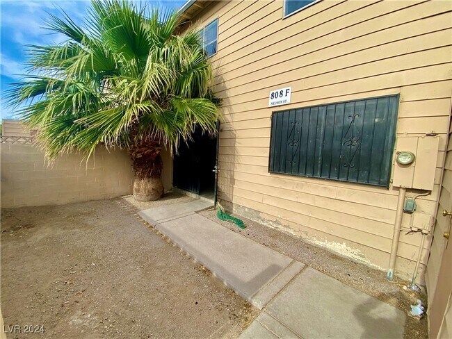 Building Photo - 808 E Nelson Ave