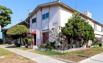Building Photo - 901 Linden Ave