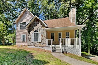Building Photo - 620 Gregory Manor Dr SW