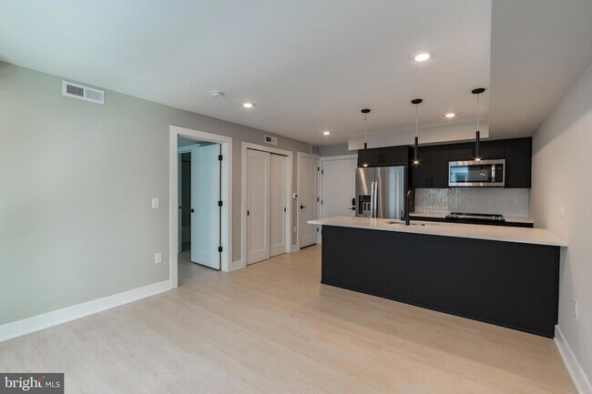 Foto del edificio - 6604 Ridge Ave