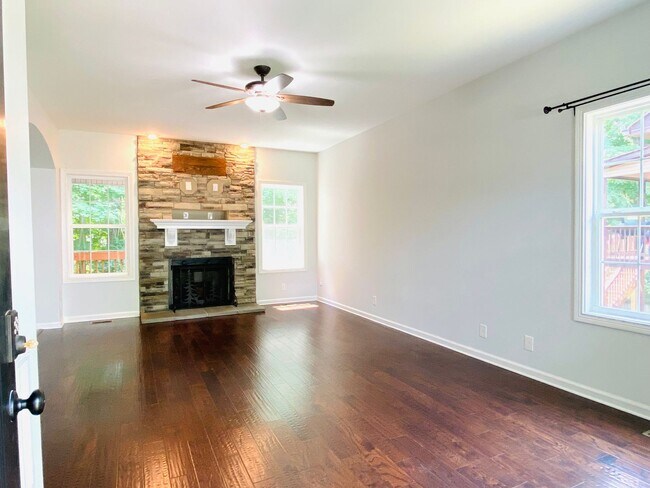 Building Photo - 1194 Eagle's Bluff Dr