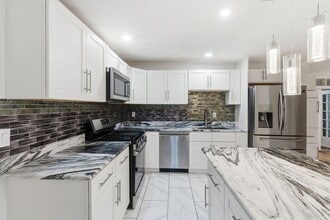 Building Photo - 16 Floyd St