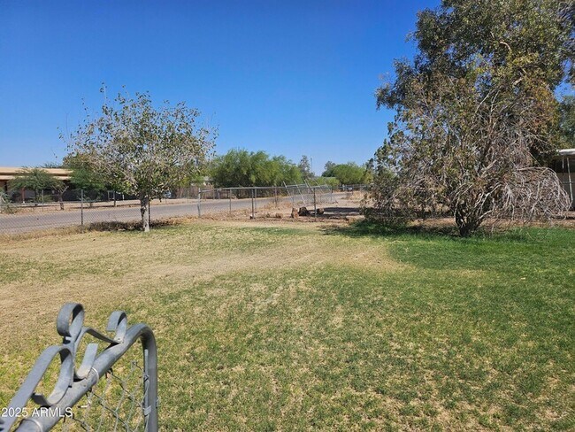 Foto del edificio - 26841 W Desert Crest St