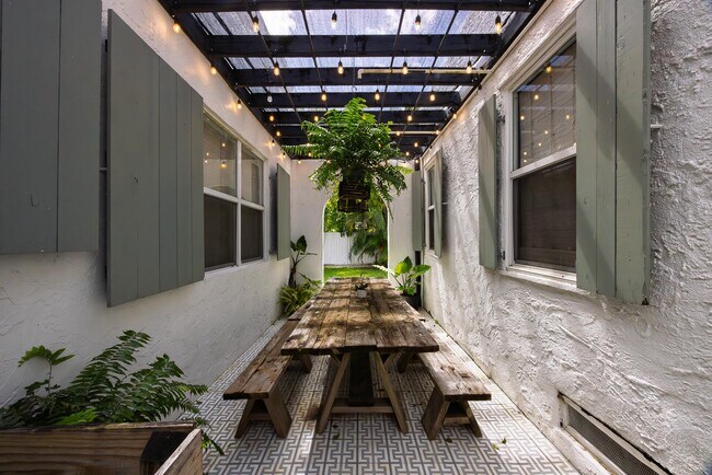 Foto del edificio - 717 Forest Hill Blvd