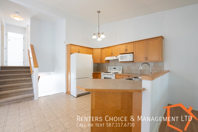 Photo du bâtiment - 3 Bedroom House With Yard, Lawn Care and Snow Removal Included