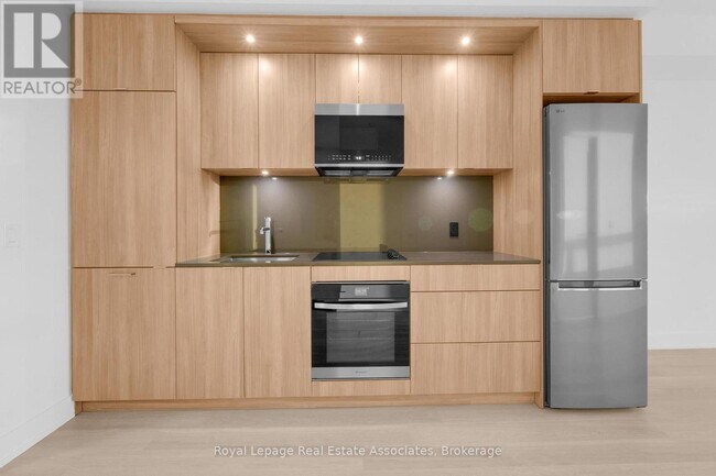 Photo du bâtiment - 60 Central Park Roadway