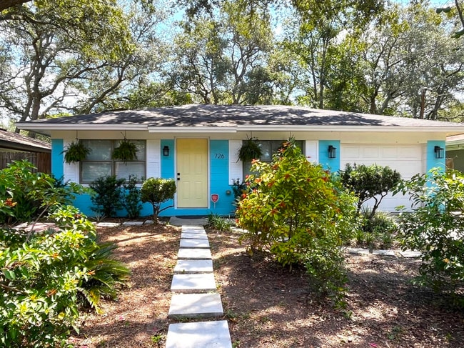 Building Photo - Completely Remodeled! Close to  Historic D...