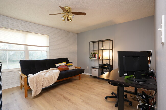 Building Photo - 7712 Fernbrook Way