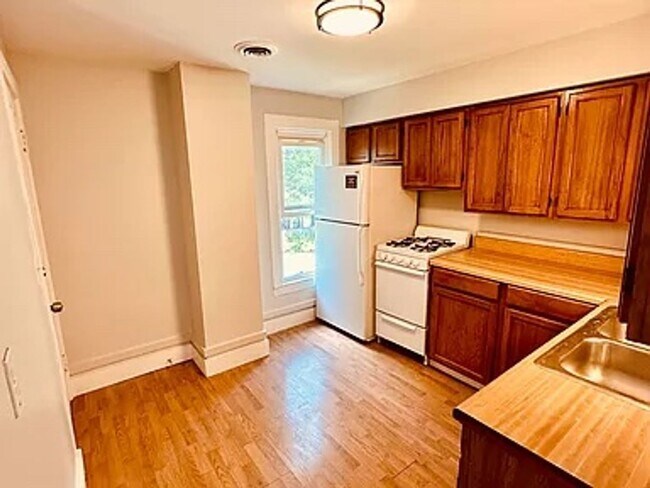 Foto del edificio - 1021 Broadway Ave NW