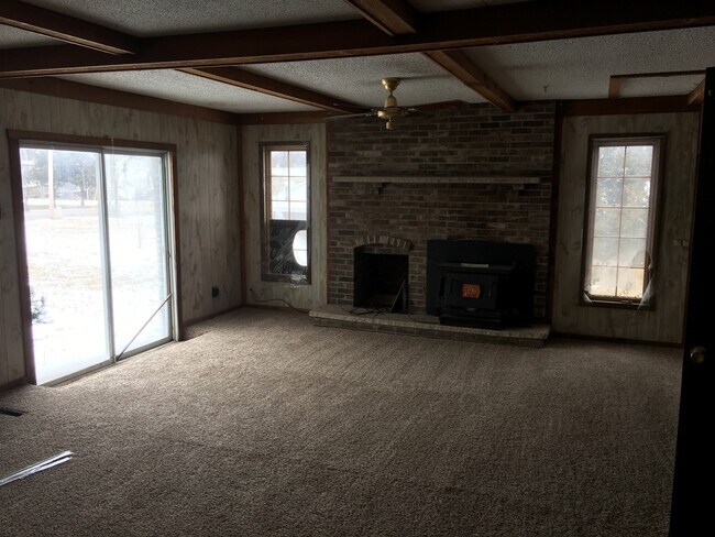 Building Photo - 5 Bedroom, 2.5 bath house with detached la...