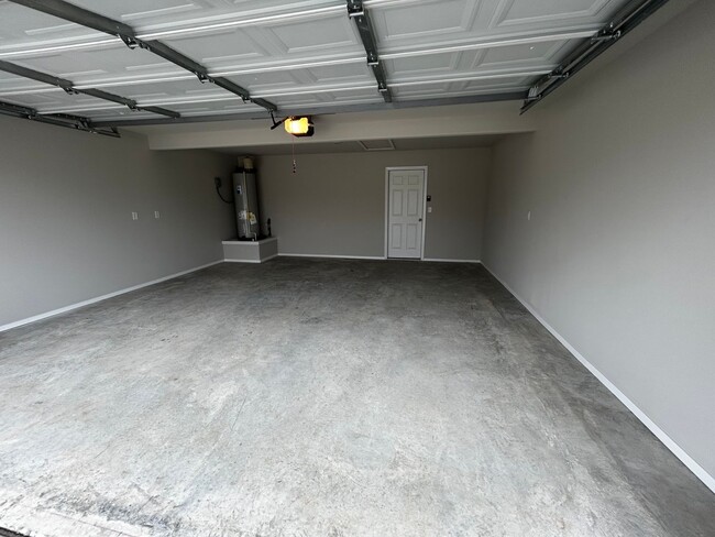 Building Photo - Brand Sparkling New 3 bedroom 2 bathroom h...