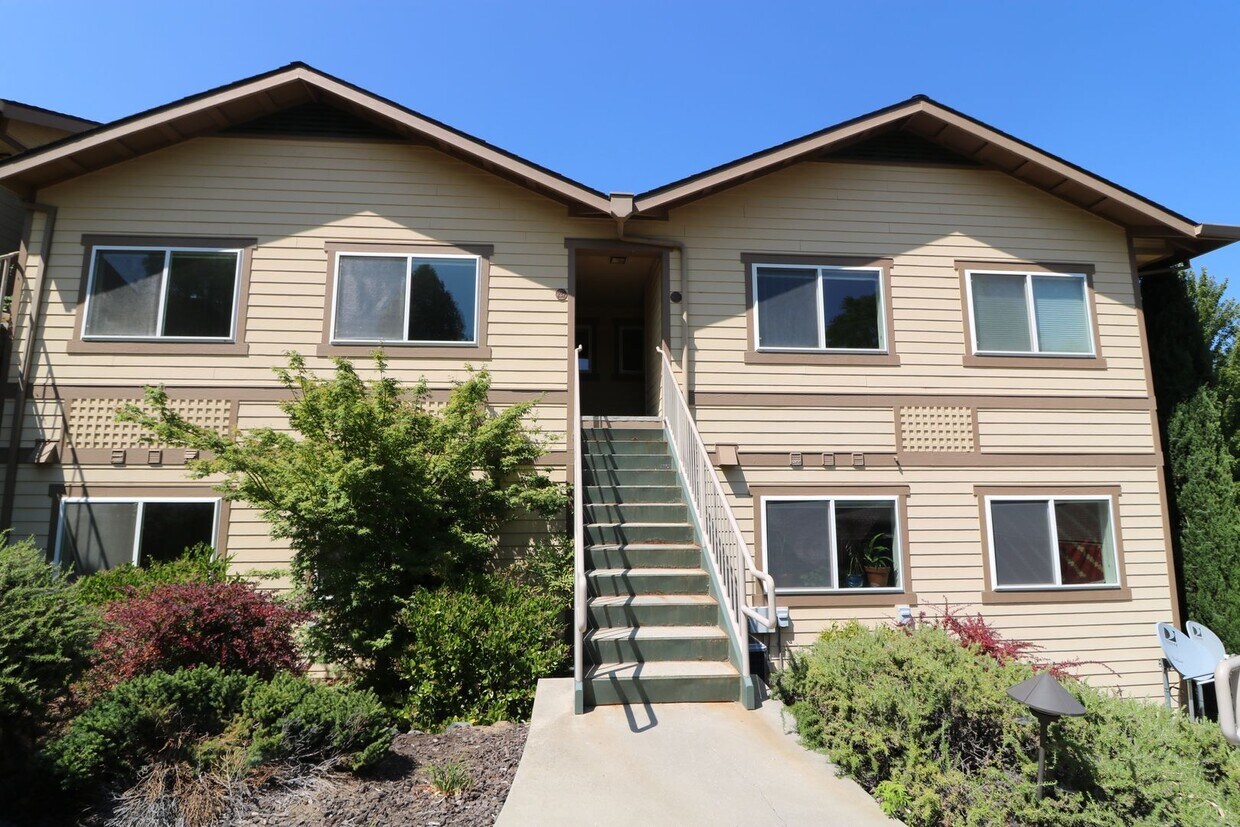 Foto principal - 2-bedroom, 1 bath, Upstairs Apartment in A...