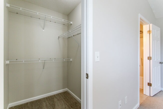 Building Photo - Enjoy this beautifully updated 3 Bed/3 Bat...
