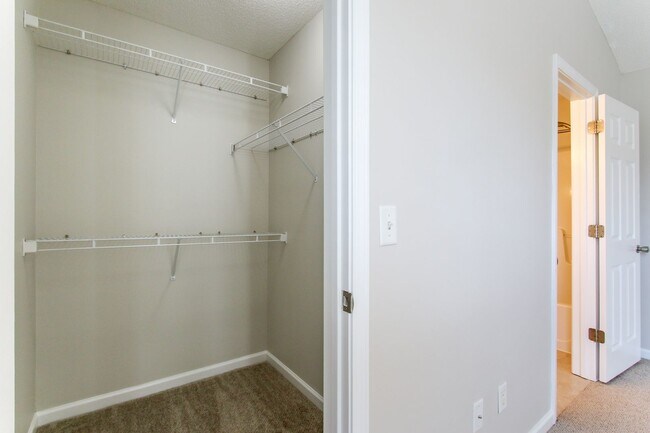 Foto del edificio - Enjoy this beautifully updated 3 Bed/3 Bat...