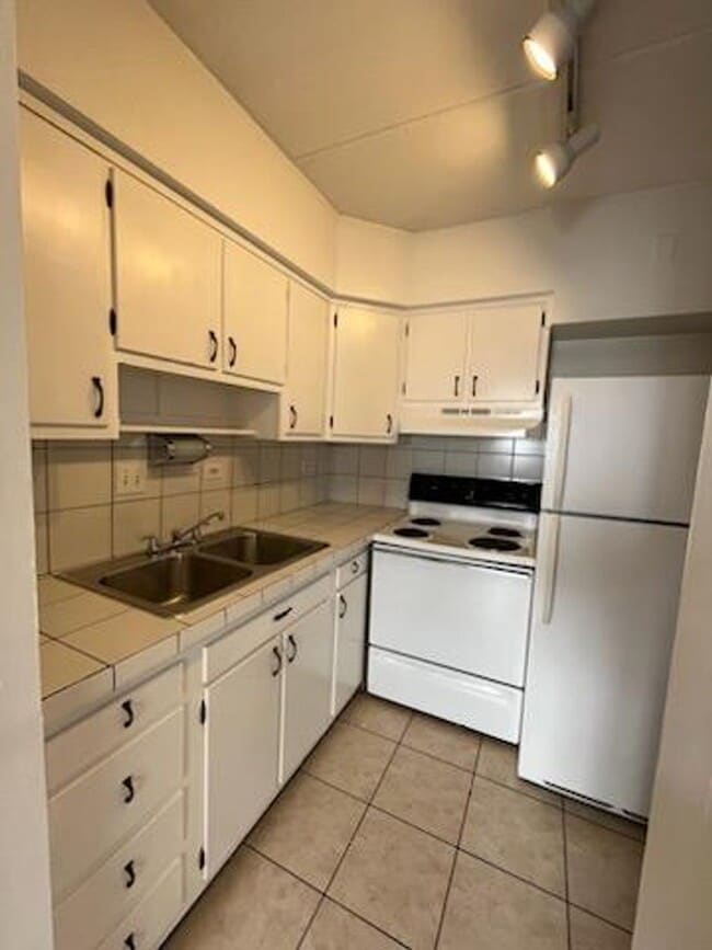 Building Photo - Elmhurst One Bedroom Apartment ~ Parking Included ~ Cats Welcome