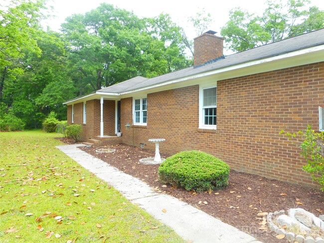 Building Photo - 733 Catawba Cir N