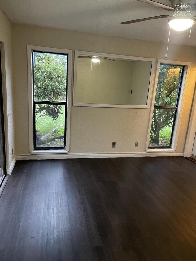 Foto principal - 16319 Burns Dr