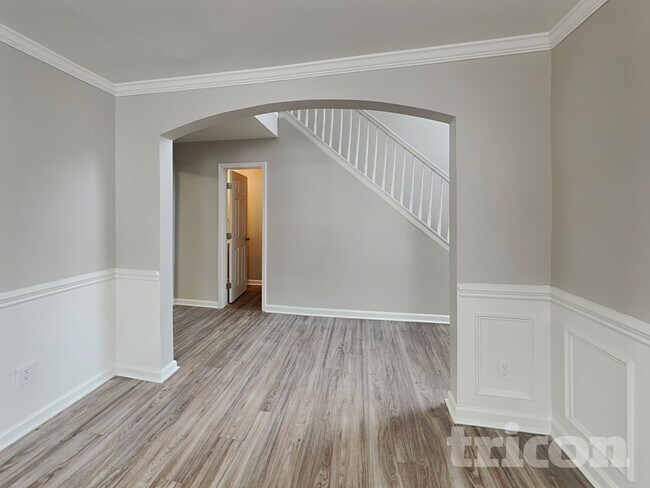 Building Photo - 432 Rolling Stream Dr