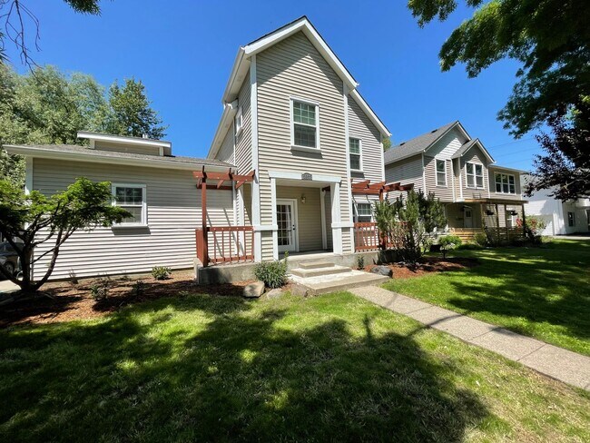 Foto del edificio - SE Home 3Bd/2.5Ba Home Close to the Willamette River off McLoughlin Blvd. 2 Car Garage and Washer...