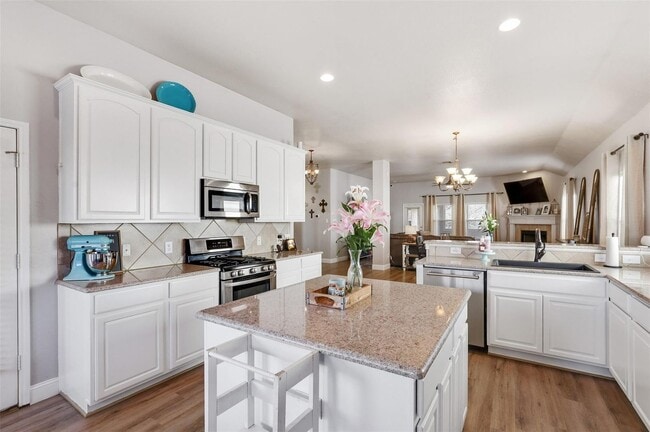 Foto del edificio - Beautiful house includes oversized covered Front Porch, features 4 Beds, 2 Baths, Study, Gameroom...