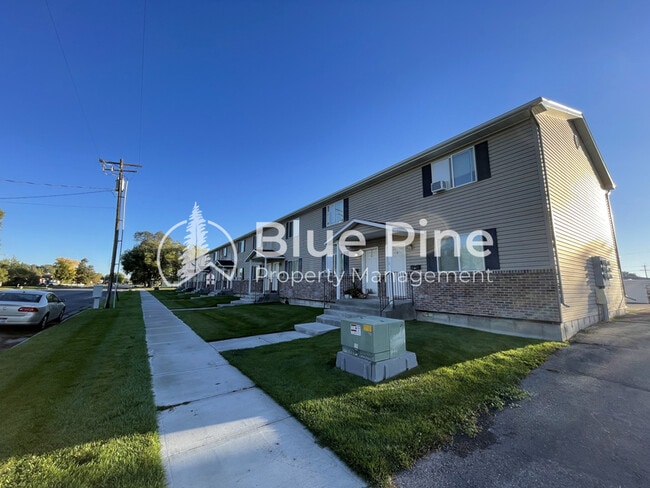 Building Photo - 345 S Byron Ave