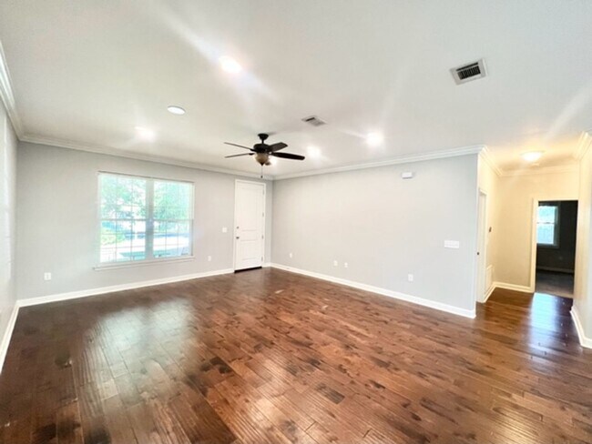 Building Photo - 628 Hickory Ave