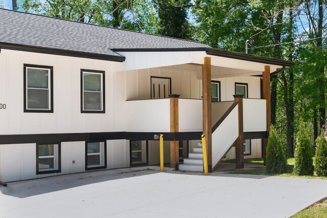 Building Photo - Your New Home Awaits!