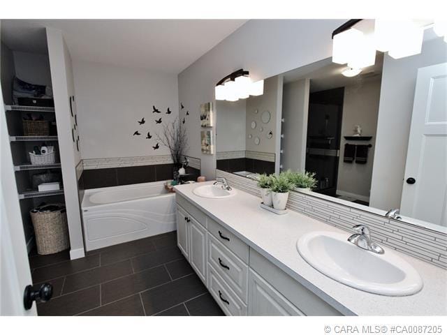 Building Photo - 4 Bed 3.5 Bath Unit in Blackfalds, AB