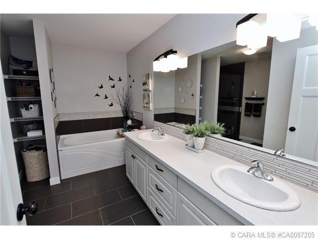 Photo du bâtiment - 4 Bed 3.5 Bath Unit in Blackfalds, AB