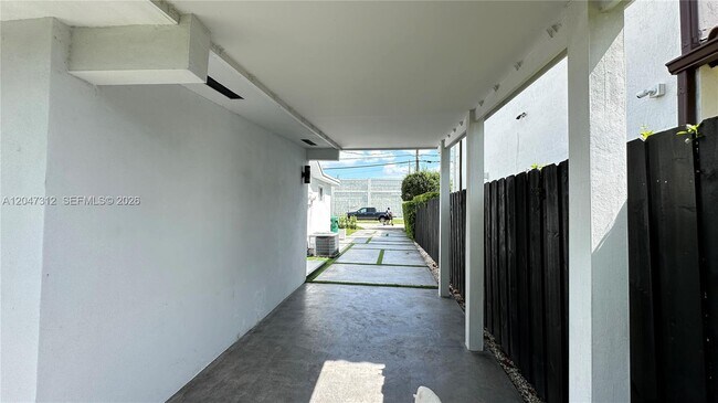 Foto del edificio - 4288 SW 9th St