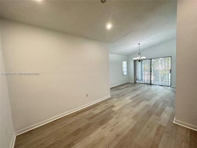 Foto del edificio - 4560 NW 107th Ave