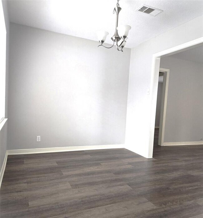 Building Photo - 541 E Wellington St