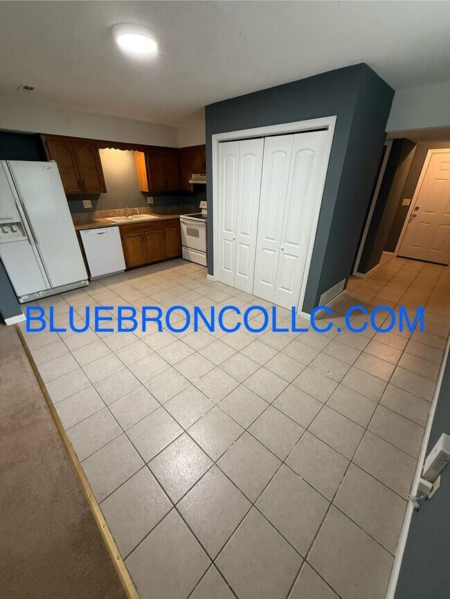Foto del edificio - This one will go fast, marvelous 3 bedroom...
