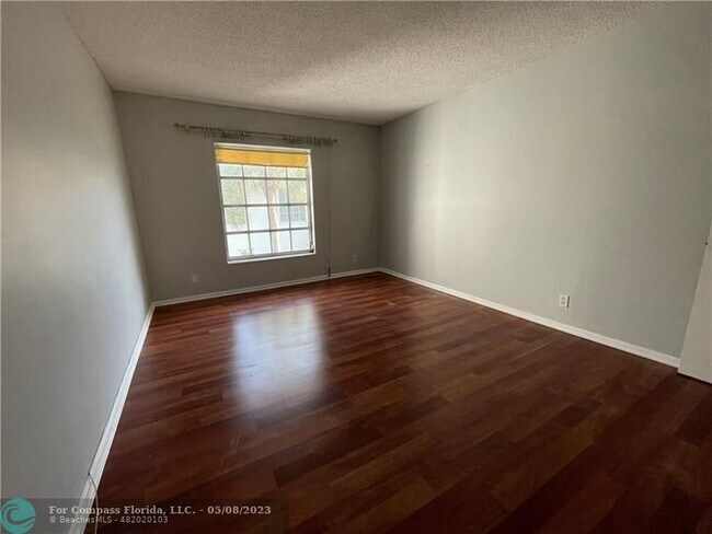 Foto del edificio - 2180 NE 67th St