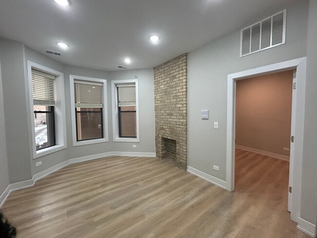 Building Photo - 423 W Belden Ave